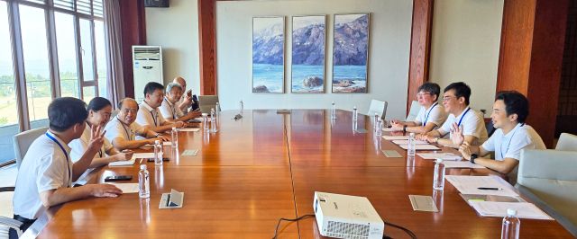 인하대 조명우 총장, 연태대 학서광(郝曙光) 총장 등이 국제화 협업 발전 방안을 논의하고 있다. 인하대학교 제공