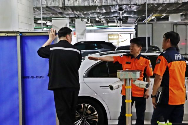 부천소방서(서장 지준호)가 여름 휴가철을 맞아 유동 인구가 급증하는 대형 다중이용시설인 현대백화점 중동점에 대해 화재 예방 및 인명피해 최소화를 위한 현장안전지도를 지난 14일 실시했다.부천소방서 제공.