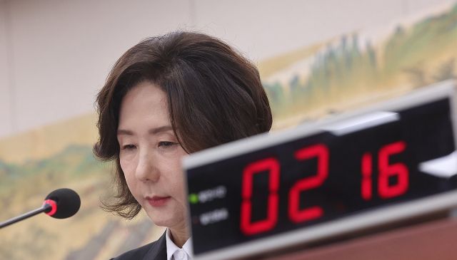 이진숙 사회부총리 겸 교육부 장관 후보자가 16일 서울 여의도 국회 교육위원회에서 열린 인사청문회에서 자료를 살피고 있다. 연합뉴스