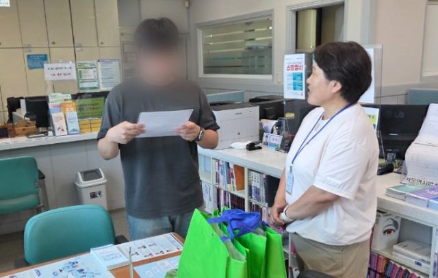 인천사회서비스원 소속 강화종합재가센터의 ‘공감돌봄서비스’ 사업 대상자가 센터 관계자가 이야기를 나누고 있다. 인천사서원 제공