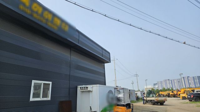 16일 오후 인천 서구 원창동 한 국유지. 무단점유한 A업체의 건물 앞에서 한 작업자가 작업을 하고 있다. 뒤로는 불법주차한 공사장비차량들이 늘어서있다. 박기웅기자