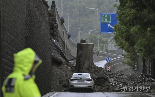 오산 가장교차로 고가도로 옹벽 붕괴, 복구 막막 [포토뉴스]