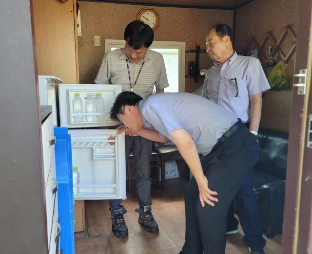 최근 인천 미추홀구 문학동 삼호어린이공원에 있는 시니어근로자 휴게실에서 미추홀구시설관리공단 관계자들이 냉장고 물품을 확인하고 있다. 미추홀구 제공