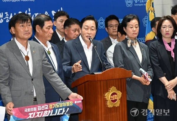 국민의힘 김선교 국회의원(여주·양평)이 지난 9일 오후 경기도의회 브리핑룸에서 지지자들과 함께 경기도당위원장 출마 선언을 하고 있다. 경기일보DB