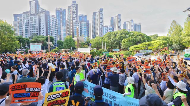 ‘신천지 OUT 과천시비상대책위원회’가 지난 12일 과천중앙공원에서 주최한 신천지 종교시설 용도변경 반대집회에서 시민들이 “신천지 OUT” 등의 구호를 외치고 있다. 김형표기자