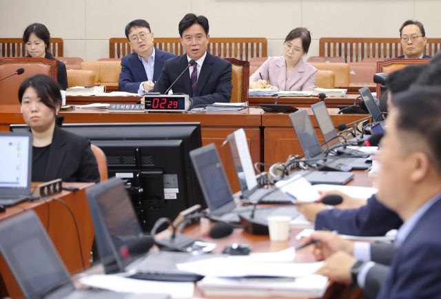 지난 16일 김영훈 고용노동부 장관 후보자가 서울 여의도 국회 환경노동위원회에서 열린 인사청문회에서 의원 질의에 답변하고 있다. 연합뉴스