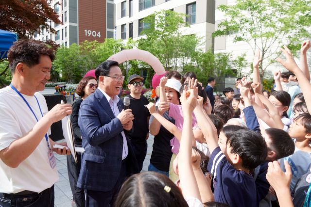 강수현 시장이 아파트단지 축제 현장을 찾아 주민들과 대화하고 있다. 양주시 제공