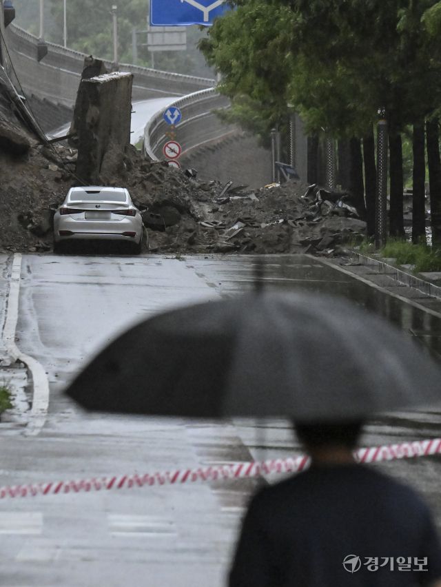 오산 가장교차로 고가도로 옹벽 붕괴, 복구 막막 [포토뉴스]