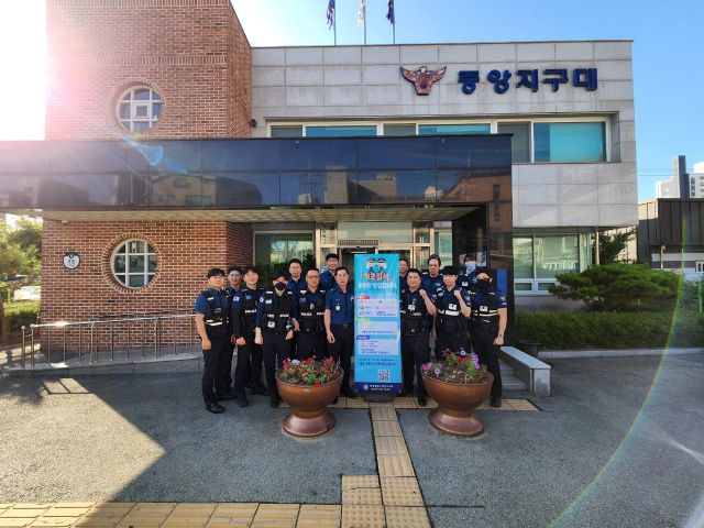 안성경찰서 중앙지구대(대장 조두행) 전 직원이 기초질서 확립을 위한 홍보활동을 펼치고 있다.-중앙지구대 제공-