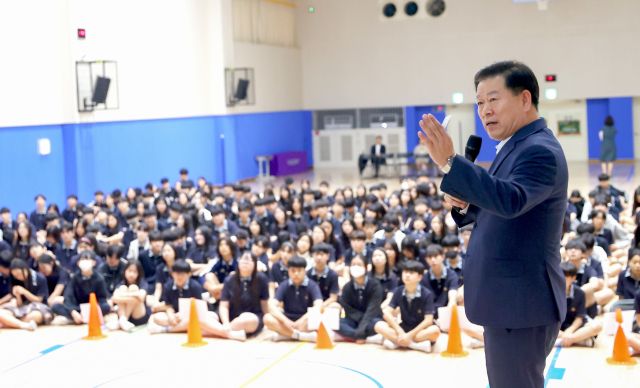 박승원 광명시장이 지난 15일 하안북중학교를 방문해 '2025년찾아가는 청소년 자치분권교실' 특별강사로 나서 2학년 학생들에게 자치분권에 대해 설명하고 있다. 광명시 제공