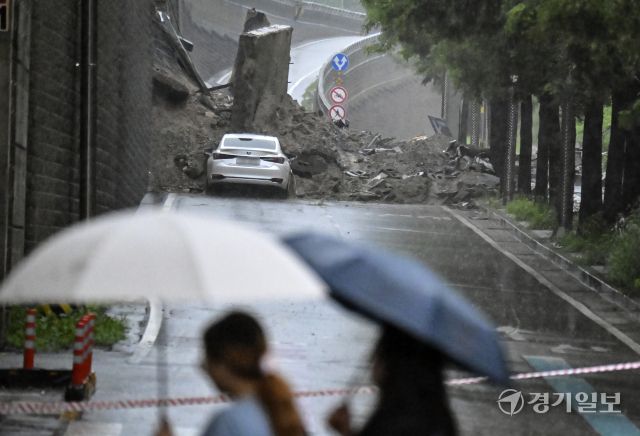 오산 가장교차로 고가도로 옹벽 붕괴, 복구 막막 [포토뉴스]