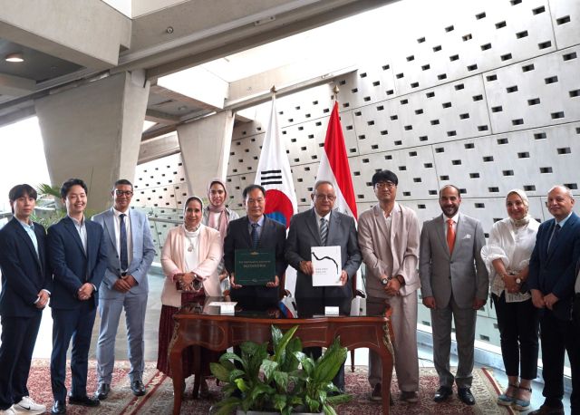 국립세계문자박물관은 최근 이집트 알렉산드리아를 방문해 알렉산드리아도서관과 업무협약(MOU)를 하고 관계자들과 기념사진을 찍고 있다. 국립세계문자박물관 제공