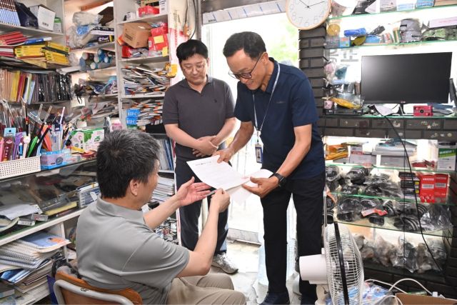 하남시 옥외광고물 담당 부서 공무원들이 광고주를 직접 찾아가 연장 안내물을 전달하고 신청서를 받고 있다. 하남시 제공