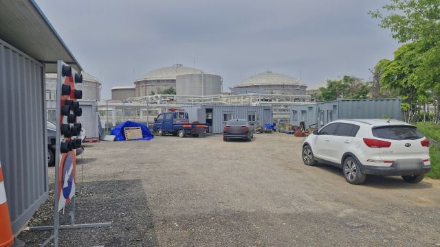 16일 오후 인천 서구 원창동 한 국유지. 무단점유 업체들의 컨테이너박스가 놓여있다. 독자제공