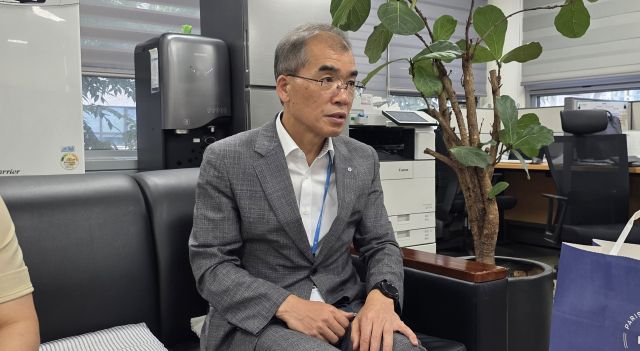 류윤기 인천도시공사 이사장이 15일 인천시청 기자실을 방문해 최근 인천 맨홀 사망사고에 대한 소회를 전하고 있다. 장민재 기자