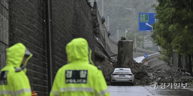 오산 가장교차로 고가도로 옹벽 붕괴, 복구 막막 [포토뉴스]