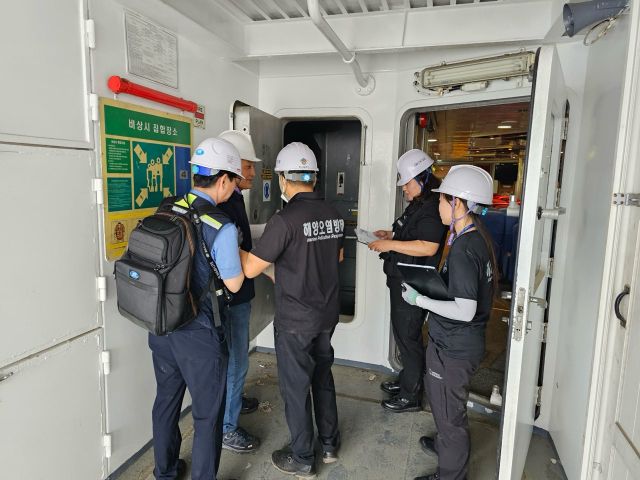 동해해양경찰서에서 해양오염 취약선박을 점검을 하고 있다. 해양경찰청 제공