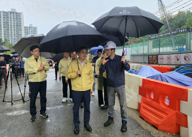 16일 김동연 경기도지사가 수원 화산지하차도 공사현장을 점검하고 있다. 이진기자