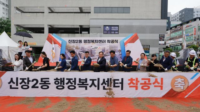 이권재 시장과 이상복 시의장 등이 착공식에서 시삽을 하고 있다. 오산시 제공