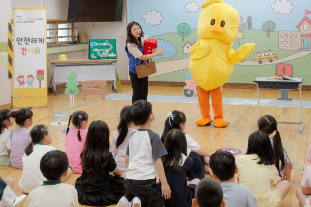 한국지엠(GM)과 인천사회복지공동모금회, 사회복지법인 굿네이버스 인천사업본부 등이 최근 인천지역 초등학생을 대상으로 교통 안전 교육을 하고 있다. 한국GM 제공