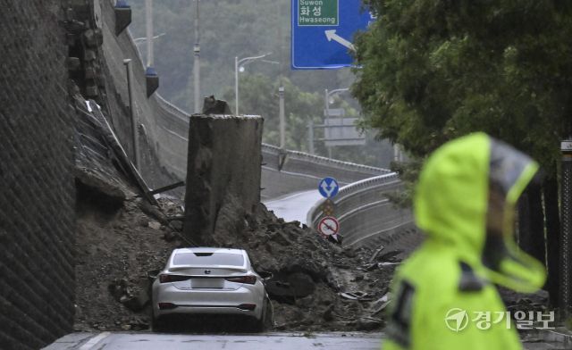오산 가장교차로 고가도로 옹벽 붕괴, 복구 막막 [포토뉴스]
