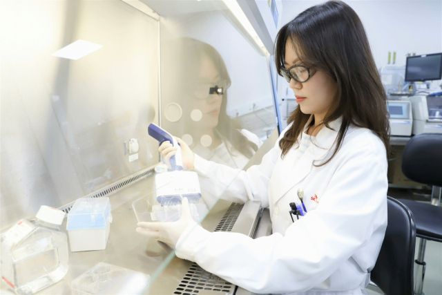 SK바이오사이언스 연구원이 독감백신 후보물질 실험을 하고 있다. SK바이오사이언스 제공