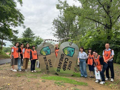 미국 유타주 관광청 일행이 17일 DMZ 캠프 그리브스에서 기념촬영을 하고 있다. 경기도 제공.