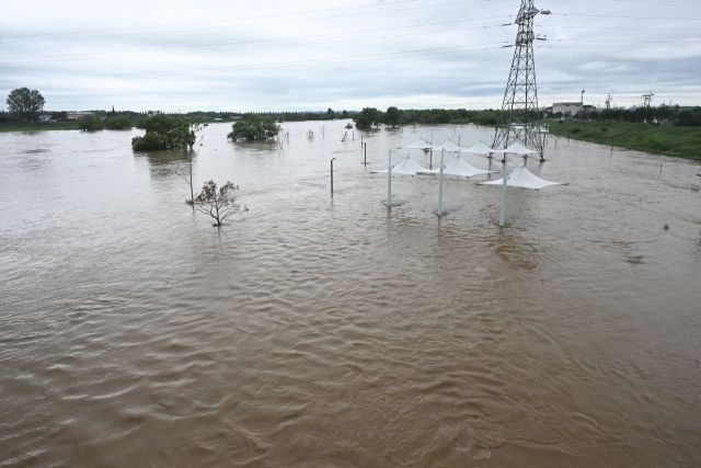17일 오전 집중호우로 오산시 군문교 인근 안성천 수위가 상승하면서 산책로와 수변공원이 물에 잠겨 있다.조주현기자