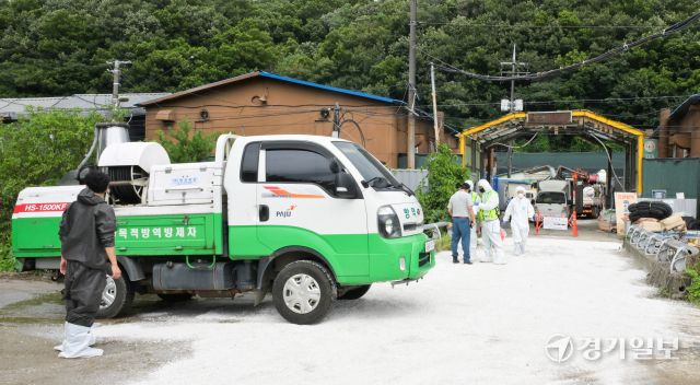 17일 오전 파주시 파평면 한 양돈농가에서 방역 관계자들이 통제 및 소독 작업을 하고 있다. 2천5백여 마리의 돼지를 키우던 이 농장에서는 지난 16일 아프리카 돼지열병(ASF)가 발병이 확인됐다. 방역당국은 곧바로 48시간 동안 파주 및 인접 4개 시·군(연천·양주·김포·고양)의 축산 관계시설 종사자 및 차량에 대해 일시 이동중지 명령을 발령하고 집중 소독을 실시하고 있다. 윤원규기자