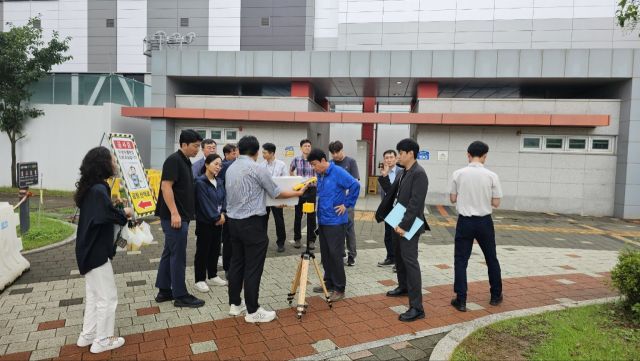 평택 고덕변전소에서 한전 관계자가 전자파를 측정한 뒤 수치를 보여주고 있다. 독자 제공