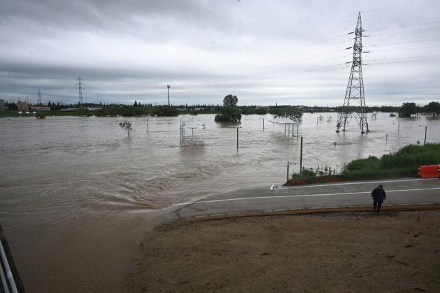 17일 오전 집중호우로 오산시 군문교 인근 안성천 수위가 상승하면서 산책로가 물에 잠겨 있다.조주현기자