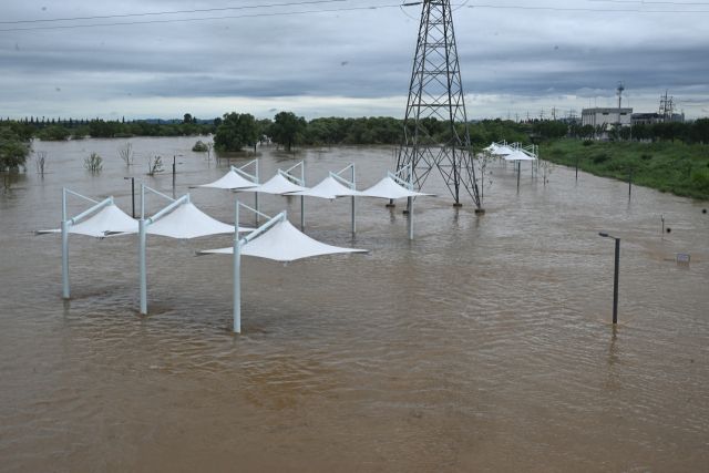 17일 오전 집중호우로 오산시 군문교 인근 안성천 수위가 상승하면서 산책로가 물에 잠겨 있다.조주현기자