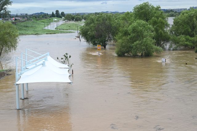 17일 오전 집중호우로 오산시 군문교 인근 안성천 수위가 상승하면서 산책로가 물에 잠겨 있다.조주현기자