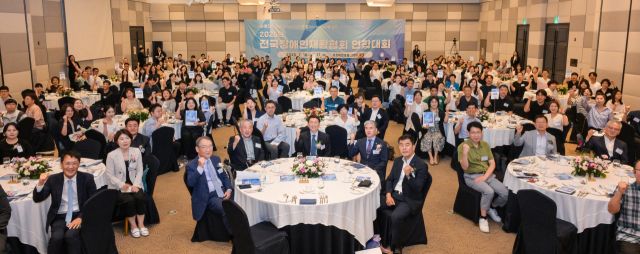 2025년전국장애인재활협회 연합대회 개회식이 열린 16일 오후 화성특례시 푸르미르호텔 그랜드볼룸에서 김성중 경기도행정1부지사, 정구원 화성특례시 1부시장, 김인규 한국장애인재활협회장, 이영재 경기도장애인재활협회장 등 내빈과 참석자들이 기념촬영을 하고 있다. 장애인의 권리와 통합을 주제로 전국 17개 장애인 재활협회가 참여한 이번 대회는 17일까지 진행되며 다양한 강연과 활동이 진행될 예정이다. 윤원규기자