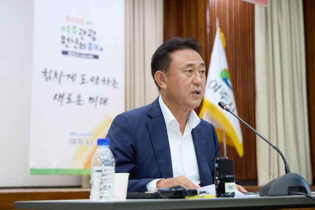 이충우 여주시장이 17일 시청 4층 대회의실에서 긴급 기자회견을 열고 “민주당 의원들이 다수당을 내세워 정치권의 개입과 반복된 예산 삭감은 명백한 민심 왜곡이자 시정 방해”라고 주장하고 있다. 유진동기자