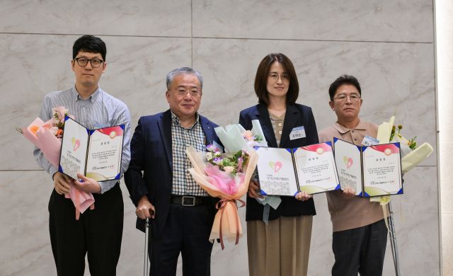 2025년전국장애인재활협회 연합대회 개회식이 열린 16일 오후 화성특례시 푸르미르호텔 그랜드볼룸에서 이영재 경기도장애인재활협회장이 수상자들과 기념촬영을 하고 있다. 장애인의 권리와 통합을 주제로 열린 이번 대회는 17일까지 진행되며 다양한 강연과 활동이 진행될 예정이다. 윤원규기자