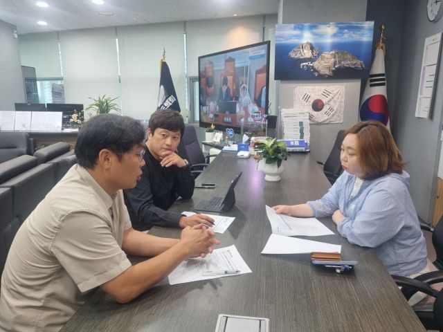 16일 경기도의회에서 전자영 경기도의원과 임현수 용인시의원이 박문성 축구 해설위원과 만나 시민구단이 나가야 할 방향성을 주제로 간담회를 개최하고 있다. 임현수 의원실 제공