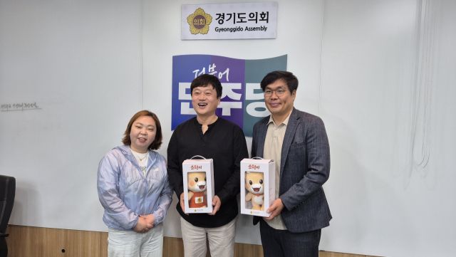 16일 경기도의회에서 전자영 경기도의원(왼쪽)과 임현수 용인시의원(오른쪽)이 박문성 축구 해설위원과 만나 시민구단이 나가야 할 방향성을 주제로 간담회를 개최하고 기념촬영을 하고 있다. 임현수 의원실 제공