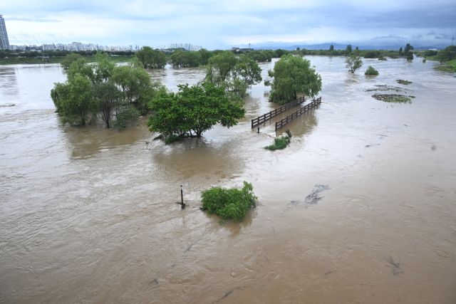 17일 오전 집중호우로 오산시 군문교 인근 안성천 수위가 상승하면서 산책로와 수변공원이 물에 잠겨 있다.조주현기자