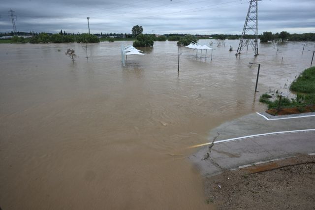 17일 오전 집중호우로 오산시 군문교 인근 안성천 수위가 상승하면서 산책로가 물에 잠겨 있다.조주현기자