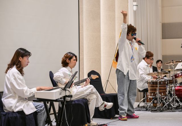 2025년전국장애인재활협회 연합대회 개회식이 열린 16일 오후 화성특례시 푸르미르호텔 그랜드볼룸에서 장애인강사연주단 우박이지밴드가 공연을 펼치고 있다. 윤원규기자