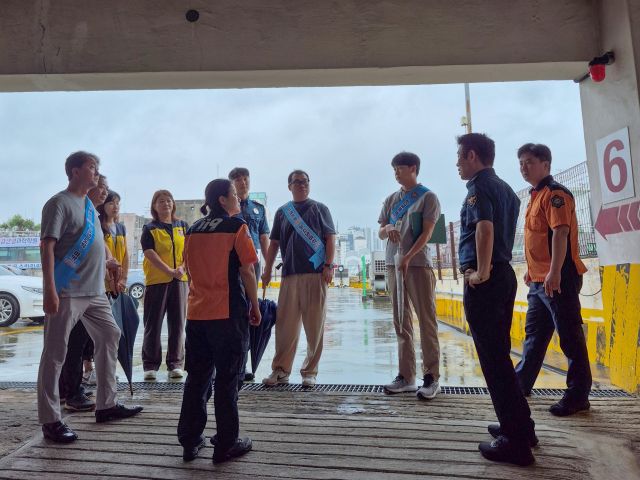 안양동안경찰서가 16일 학원 밀집 지역 민·관·경 합동으로 옥상 점검을 실시했다.