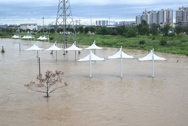 17일 오전 집중호우로 오산시 군문교 인근 안성천 수위가 상승하면서 산책로가 물에 잠겨 있다.조주현기자