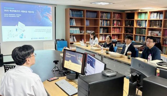 가천대 길병원 관계자들이 인공지능(AI) 기술을 활용한 환자 진단 실증 사업을 하고 있다. 가천대 길병원 제공