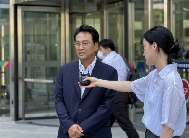 박근혜 정부의 국정농단 사건 핵심 인물인 최서원씨(개명 전 최순실)에 대해 명예훼손 발언을 한 혐의로 기소된 안민석 전 더불어민주당 의원에게 벌금형을 선고한 1심 판결에 안 전 의원과 검찰 모두 항소했다. 연합뉴스