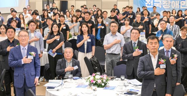 2025년전국장애인재활협회 연합대회 개회식이 열린 16일 오후 화성특례시 푸르미르호텔 그랜드볼룸에서 김성중 경기도행정1부지사, 정구원 화성특례시 1부시장, 김인규 한국장애인재활협회장, 이영재 경기도장애인재활협회장 등 내빈과 참석자들이 국민의례를 하고 있다. 장애인의 권리와 통합을 주제로 열린 이번 대회는 17일까지 진행되며 다양한 강연과 활동이 진행될 예정이다. 윤원규기자