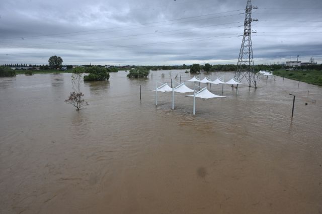 17일 오전 집중호우로 오산시 군문교 인근 안성천 수위가 상승하면서 산책로가 물에 잠겨 있다.조주현기자