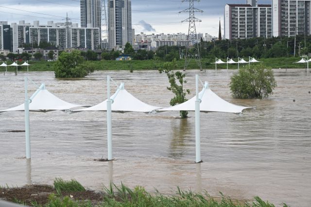 17일 오전 집중호우로 오산시 군문교 인근 안성천 수위가 상승하면서 산책로가 물에 잠겨 있다.조주현기자