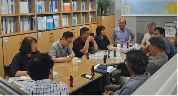 인천시가 덕적·자월어촌계협의회 간담회를 열고 어업 현장의 애로사항 등을 청취하고 있다. 인천시 제공