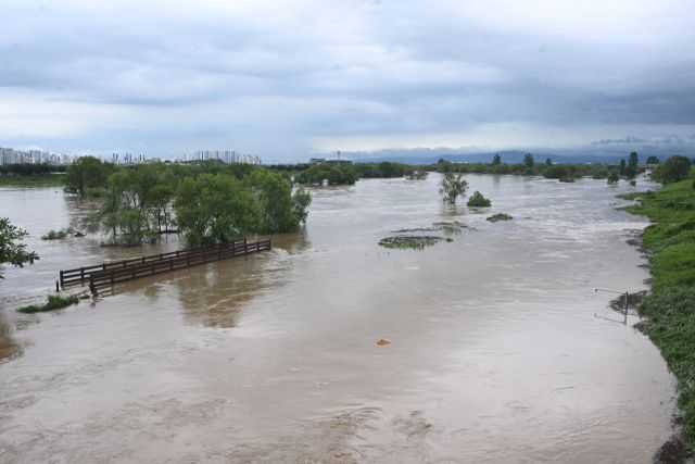 17일 오전 집중호우로 오산시 군문교 인근 안성천 수위가 상승하면서 산책로와 수변공원이 물에 잠겨 있다.조주현기자